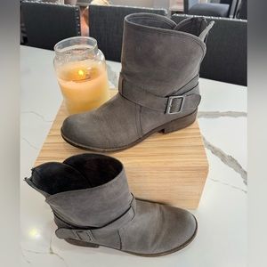 No Parking Size 8 Gray Suede Boots